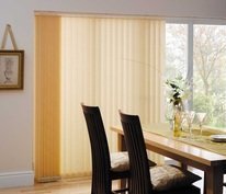 кремовые светлые широкие вертикальные жалюзи