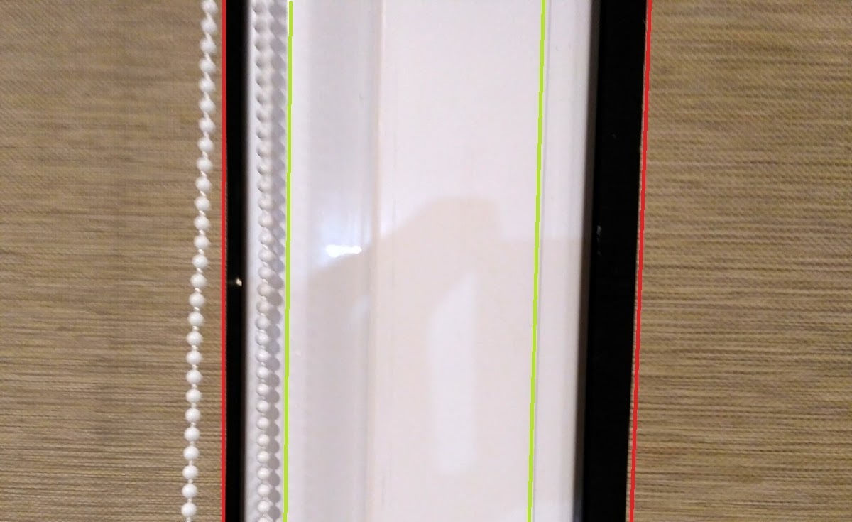 Красная линия - фактическая ширина шторы из магазина. Зеленая - классическая ширина, по краям штапика. Черная полоса это стекло (вечерний снимок), фактический засвет днем.